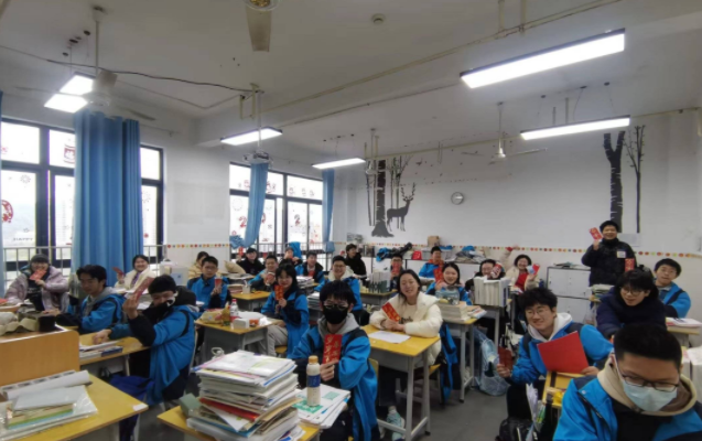 教师指导下推动主动发展在严谨学业质量基础上促进多元进步