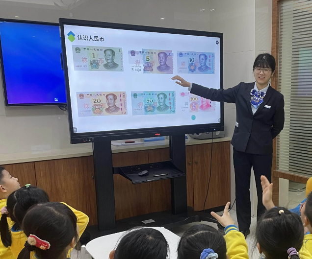 情景判断游戏引导学生对日常物品进行需要与想要的分类讨论