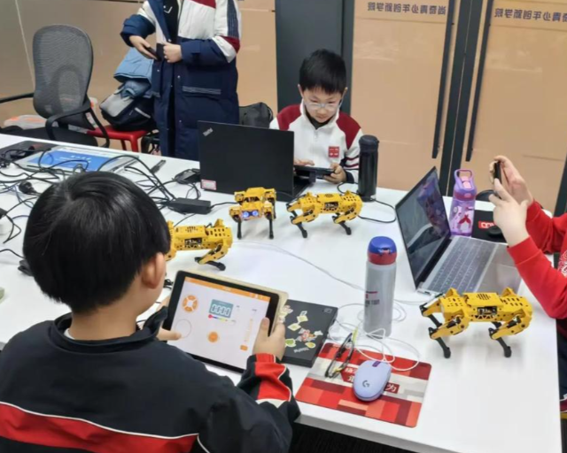 而在智慧教育体会区里学生们围在智能阅卷体系和单词PK